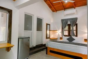 - une chambre avec un lit et quelques fenêtres dans l'établissement Deer House Hiriketiya, à Dikwella 11 autres photos