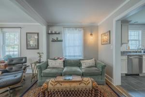 Χώρος καθιστικού στο Eclectic Inn Downtown - 2 miles to Sanford Stadium +14 φωτογραφίες