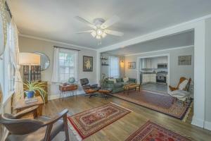 Χώρος καθιστικού στο Eclectic Inn Downtown - 2 miles to Sanford Stadium