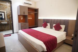 Postel nebo postele na pokoji v ubytování Hotel Mahalaxmi Grand + 5 fotografií