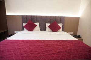 Postel nebo postele na pokoji v ubytování Hotel Mahalaxmi Grand