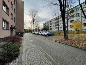 Apartament Jośki في ريبنيك: شارع به صف من السيارات متوقفة بجوار المباني