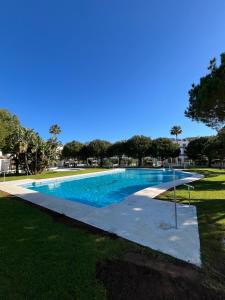 Swimmingpoolen hos eller tæt på Apartamento planta baja con jardín privado