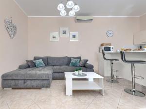 een woonkamer met een bank en een tafel bij Holiday Home Liberat by Interhome in Pazin