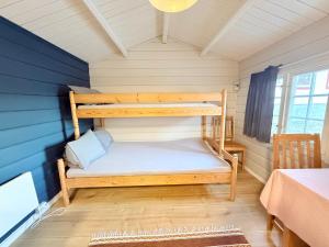 een kamer met 2 stapelbedden in een huis bij Sobakken Camping in Bardu