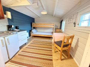 een kleine keuken met een stapelbed in een tiny house bij Sobakken Camping in Bardu