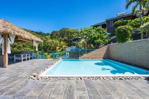 una piscina junto a una casa en Villasticreole, en Deshaies