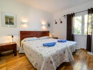 ein Schlafzimmer mit zwei Betten mit blauen Handtüchern darauf in der Unterkunft Holiday Home Vista Ifach by Interhome in La Canuta