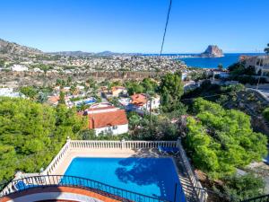 eine Villa mit Swimmingpool und Aussicht in der Unterkunft Holiday Home Vista Ifach by Interhome in La Canuta