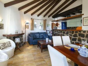 ein Wohnzimmer mit einem blauen Sofa und einem Tisch in der Unterkunft Holiday Home Vista Ifach by Interhome in La Canuta + 19 Fotos