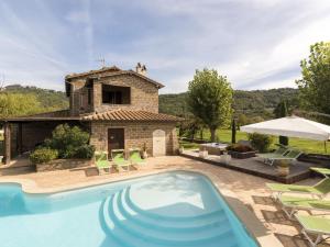 モンテフィアスコーネにあるApartment Casa Domenico 2 by Interhomeのスイミングプール付きのヴィラの外側の景色を望めます。