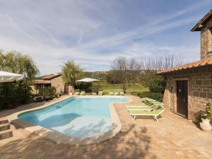 モンテフィアスコーネにあるApartment Casa Domenico 2 by Interhomeのラウンジチェア付きのスイミングプールが隣接しています。