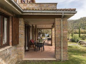 モンテフィアスコーネにあるApartment Casa Domenico 2 by Interhomeのレンガ造りの家で、パティオ(テーブル、椅子付)が備わります。