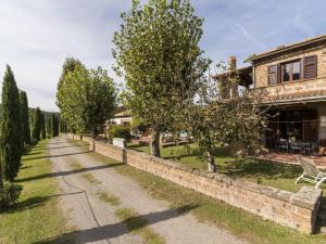 モンテフィアスコーネにあるApartment Casa Domenico 2 by Interhomeの木々の家の前の石道 +24枚の写真