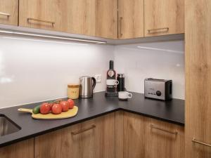 een keuken met een fruitschaal op een aanrecht bij Apartment Chäs Gruebi Apt-S by Interhome in Wengen