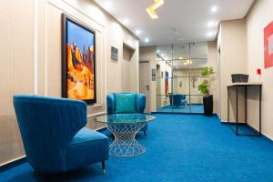 a hallway with two chairs and a glass table at TheMirell Hôtel Dakhla in Dakhla