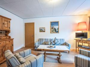 TV a/nebo společenská místnost v ubytování Apartment Chesa Islas by Interhome + 20 fotografií