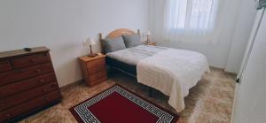 una camera con letto, cassettiera e letto Sidx Sidx Sidx Sidx Sidx Sidx di apartamento Punta Prima cinuelica a Los Altos Altre 12 foto