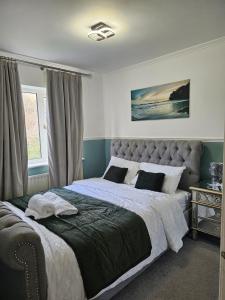 ein Schlafzimmer mit großem Bett und Fenster in der Unterkunft Stylish 5-Bed Solihull Stay Near NEC & Airport in Solihull