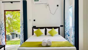a bedroom with a bed with yellow and blue curtains at Casamia Tangalle - Relaxing Cozy Homestay Hiriketiya in Sinimodera