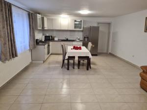 een keuken en eetkamer met een tafel en stoelen bij Margareta's House in Sibiu +8 foto's