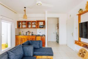 Μια τηλεόραση ή/και κέντρο ψυχαγωγίας στο Modern 1 bdrm in Fumba, gr8 for nomads, Karibu!