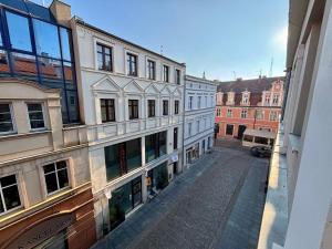 una calle vacía en una ciudad con edificios en Just in Stary Rynek, en Bydgoszcz