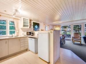 cocina con nevera y comedor en Holiday Home Brawith - 700m to the fjord by Interhome, en Ringkøbing
