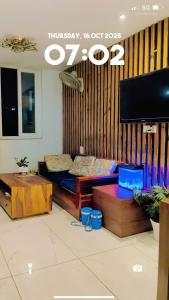 Zimmer mit einem Bett und einem Flachbild-TV in der Unterkunft Hotel Park land in Zirakpur + 12 Fotos