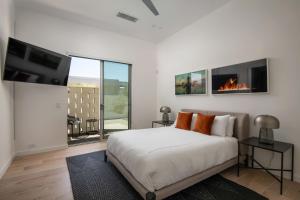 Ένα ή περισσότερα κρεβάτια σε δωμάτιο στο Cobalt @ Elemento49 Pool Spa Sleeps 16 +33 φωτογραφίες