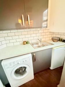 a kitchen with a washing machine and a sink at Lorne House-Near Centre-Free Parking-Sleeps 8 in Bath