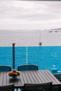 einen Tisch mit einer Obstschale auf dem Ozean in der Unterkunft Blue Balcony Suites by Airnest in Melenara