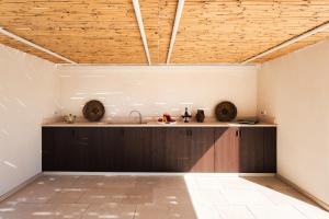 莫诺波利HelloAPULIA Villa Annita - Enchanting Sea-View Villa - superb location 2 minutes from beach and restaurants的一个带水槽和柜台的厨房