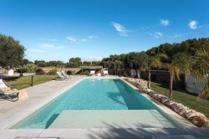 莫诺波利HelloAPULIA Villa Annita - Enchanting Sea-View Villa - superb location 2 minutes from beach and restaurants的后院的游泳池,带别墅