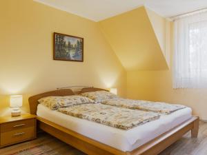 ein Schlafzimmer mit einem Bett und einem Bild an der Wand in der Unterkunft Apartment Pajtas 1 by Interhome in Balatonfenyves