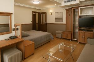 索非亚加利福尼亚酒店的一间配有床和电视的酒店房间