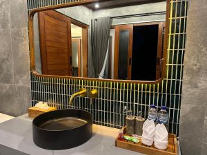 Ένα μπάνιο στο Uma Swari Suites Villa Sidemen