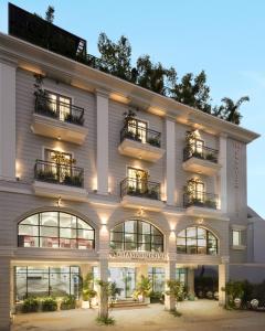 una vista exterior de un edificio con luces en Champion Prime-My Downtown Hotel, en Udaipur