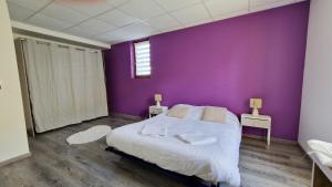 Ένα ή περισσότερα κρεβάτια σε δωμάτιο στο Entre 2 Jardin Drap compris et Barbecue