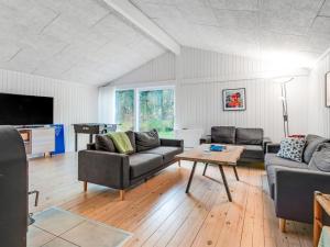 TV a/nebo společenská místnost v ubytování Holiday Home Alika - 300m from the sea by Interhome