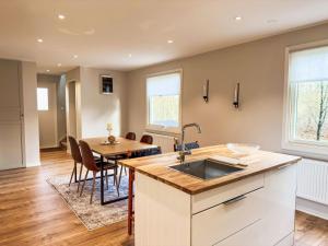 Η κουζίνα ή μικρή κουζίνα στο Holiday Home Ramnås by Interhome