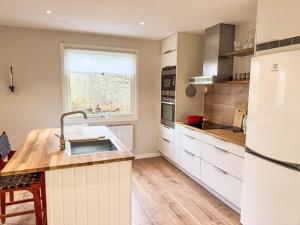 Η κουζίνα ή μικρή κουζίνα στο Holiday Home Ramnås by Interhome