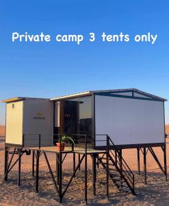 BadīyahにあるAurora desert camp wahiba sandsの砂漠のテーブルの上の小さな家
