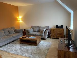 een woonkamer met twee banken en een salontafel bij Moat House 6 in Fort Augustus