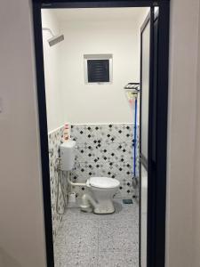 Ένα μπάνιο στο Teratak Atok Abah Kampung Sg Bagan Laut