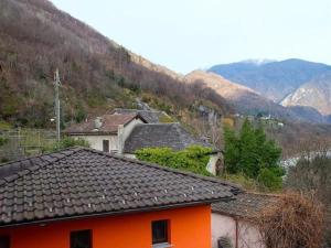 イントラーニャにあるAl Colombajoの山を背景にしたオレンジの家
