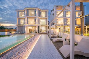 une grande maison avec une piscine à côté d'un bâtiment dans l'établissement Shanghai Star Dream Hotel, à Shanghai