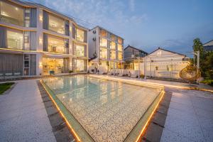 une grande maison avec une piscine devant dans l'établissement Shanghai Star Dream Hotel, à Shanghai 23 autres photos