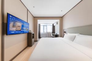 Ένα ή περισσότερα κρεβάτια σε δωμάτιο στο Hanting Hotel Beijing Deshengmen