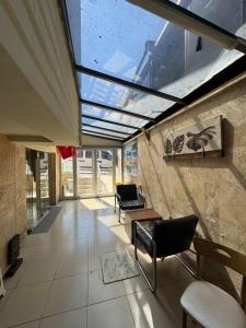een woonkamer met stoelen en een dakraam bij Alya otel in Burdur
